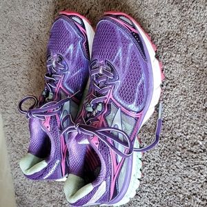 Brooks Ravenna tennis shoes